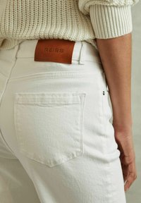 Reiss SELIN MID-RISE STRAIGHT PETITE - Relaxed fit jeans - white