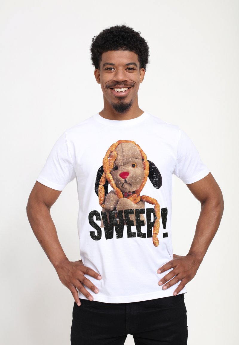 Bílá bavlněná tričko s potiskem plyšového psa a slovem "SWEEP!" tučným černým písmem, s oranžovým doplňkem zavěšeným kolem psa na krku.