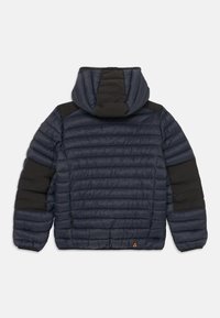 Jachetă puffer bleu marin cu glugă detașabilă, având accente negre pe umeri și mâneci, textură matlasată și manșete elastice.
