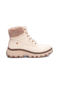 Botas de cuero beige hasta el tobillo con un cuello de piel sintética rosa, ojales de metal y una suela gruesa con relieve. Incluyen una cremallera lateral para facilitar su uso.