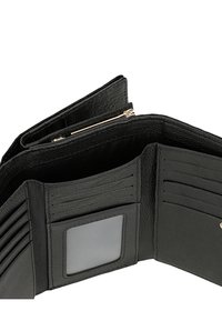 Zwarte lederen portemonnee met meerdere kaartsleuven, een doorzichtige ID-venster en een ritsvak voor munten. Geweven afwerking.