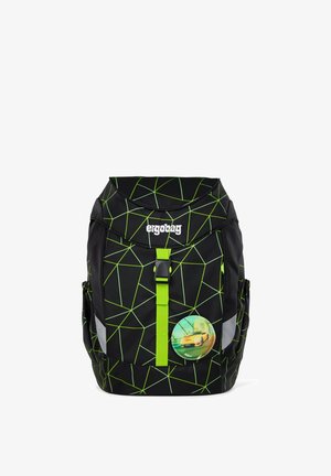 Schwarzer Rucksack mit grünem geometrischem Muster, ausgestattet mit einem vorderen Verschlussriemen und einem runden Abzeichen mit einem Auto. Mit Seitentaschen.