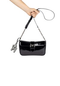 Borsa a mano in pelle verniciata nera con forma rettangolare, chiusura a scatto, catena e manici in pelle, e un'etichetta con accento in argento.
