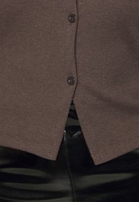 Nly by Nelly EFFORTLESS BUTTON - Casaco de malha - brown