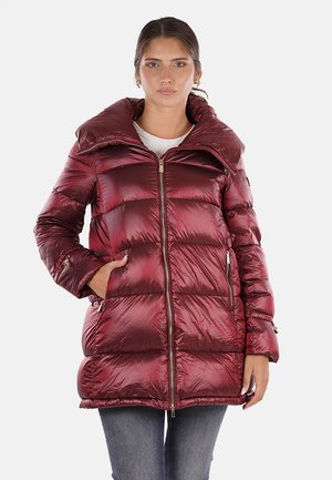 Giubbotto imbottito bordeaux con colletto alto, chiusura con zip frontale e tasche laterali; finitura lucida, design trapuntato e polsini regolabili.