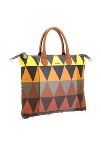 Borsa tote rettangolare con manici marroni, motivo geometrico a triangoli in giallo, nero, arancione, rosso, verde e pannello in pelle testurizzata con logo "GABS".