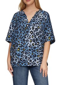 Blauw bloemenprint top met korte mouwen, een V-hals, trekkoorddetail en een ontspannen pasvorm. Het ontwerp bevat zwarte, witte en gele accenten.