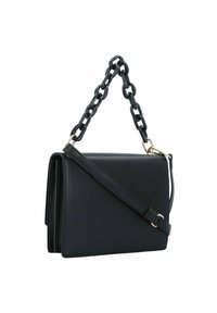 Borsa a mano in pelle nera con design strutturato, tracolla a catena, dettagli in hardware dorato e tracolla regolabile. Texture liscia.