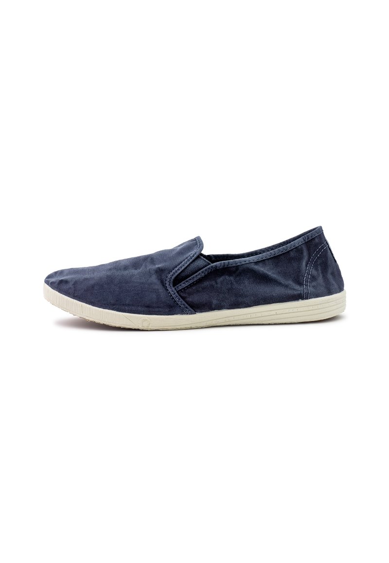 Morska slip-on čevlja iz mehkega blaga, z elastičnimi stranskimi dodatki, teksturiranim belim gumijastim podplatom in minimalističnim oblikovanjem.