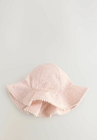Vaaleanpunainen puuvillapipo, jossa on reikäkäsittely, leveä reuna ja pom-pom-ristikkäin. Materiaali on pehmeä ja kevyt, mikä tekee siitä ihanteellisen aurinkoisiin säihin.