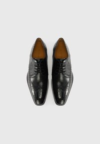 Černé kožené společenské boty s perforovanými detaily, špičatými špičkami a elegantním designem. Mají hladký povrch a jemný krokodýlí vzor.