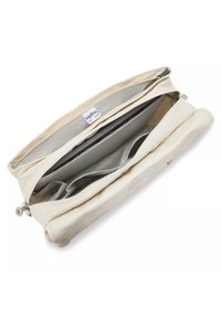 Crème-kleurige pouch tas met meerdere compartimenten en een ritssluiting. Smooth stof met een subtiele glans, voorzien van een logo dat op de voorkant is gegraveerd.