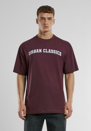 Bordeaux katoenen t-shirt met korte mouwen, ronde hals en "URBAN CLASSICS" in contrasterend lichtblauw gedrukt op de borst.