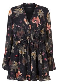 Robe longue noire à fleurs avec manches longues, encolure en V, ceinture resserrée à la taille et ourlet à volants, motif de fleurs roses et beiges et feuilles vertes.
