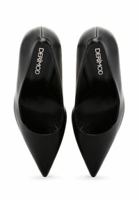 Zapatos de tacón alto de cuero negro con diseño de punta afilada y textura suave; marca "DERIMOD" en la plantilla.