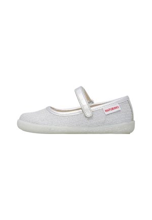 Scarpe Mary Jane grigio chiaro con cinturino metallico argento e parte superiore in rete testurizzata, dotate di suola in gomma bianca e etichetta del marchio rossa.