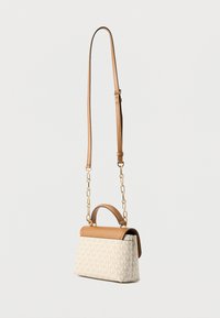 Skórzana rączka i pasek w kolorze koniakowym, beżowe ciało z tkaniny z wzorem MK, złote akcenty z łańcuszka, prostokątny kształt z zaokrąglonymi krawędziami.