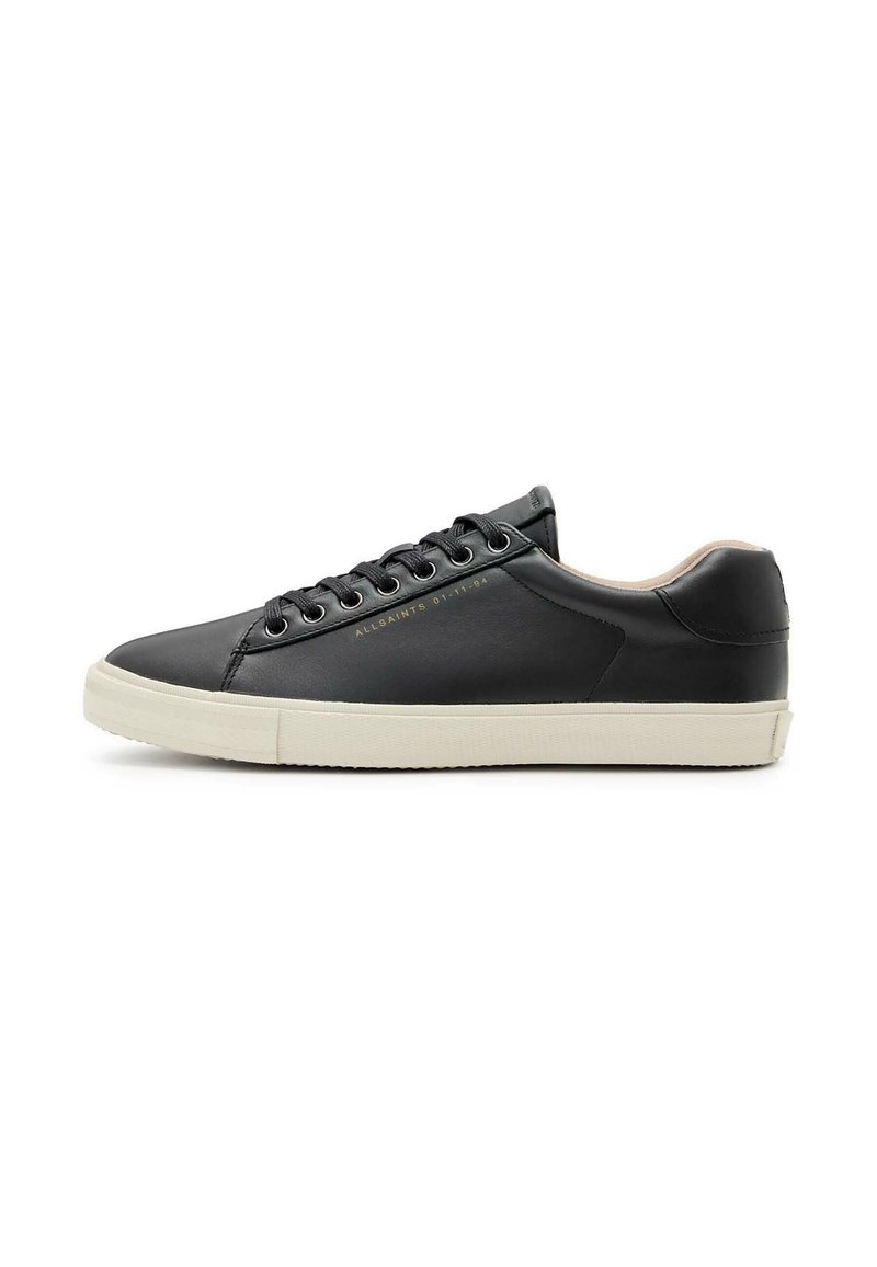 Schwarze Leder Sneaker mit glatter Oberfläche, hellgummierter Sohle, abgerundeter Zehenform, flachen Schnürsenkeln und dezentem Branding an der Seite.