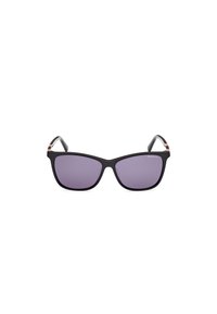 Sonnenbrille mit einem schwarzen matten Rahmen und lila Gläsern. Katzenaugen-Design mit subtilen metallischen Akzenten an den Bügeln. Glatte Textur.