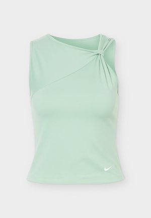 Débardeur de sport vert menthe sans manches avec encolure asymétrique et détail froncé sur l'épaule droite, petit logo Nike blanc au bas.