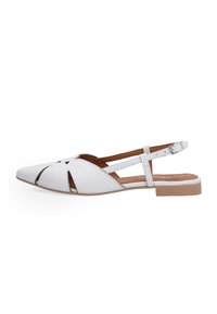 Białe buty slingback z ostrym noskiem, wyciętym wzorem i płaską, tanową podeszwą. Posiadają pasek z klamrą dla pewnego zapięcia.