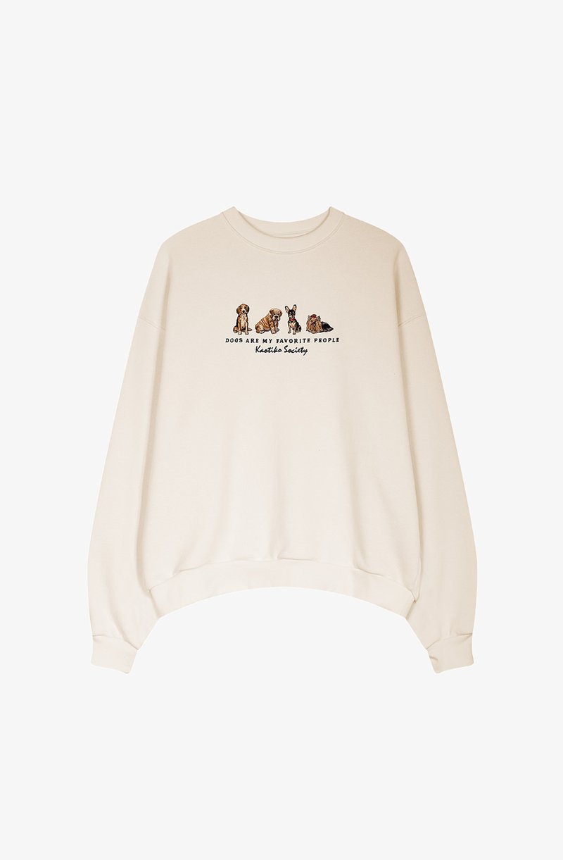Felpa color crema chiaro con quattro illustrazioni di cani e il testo "I Cani Sono le Mie Persone Preferite" in carattere nero. Vestibilità comoda e rilassata.