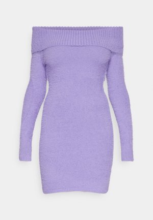 Lila off-the-shoulder kötött ruha hosszú ujjakkal, textúrált felülettel és bordázott nyakkivágással.