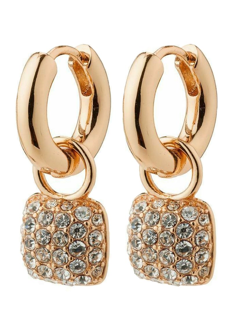 Boucles d'oreilles créoles en ton doré avec un charme en forme de carré orné de multiples cristaux transparents, créant une surface texturée et scintillante.