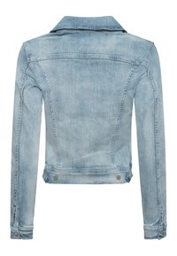 Lichtblauwe spijkerjas met lange mouwen, geruite manchetten en een getailleerde taille met verstelbare knoppen aan de zijkant, gezien van achteren.