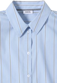 Lyseblå skjorte med krave, der har lodrette hvide og mørkeblå striber, knaplukning foran og glat, tekstureret stof. Mærkeetiket: CECIL.