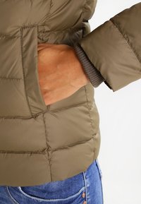 Hilfiger Denim Bunda z prachového peří - khaki