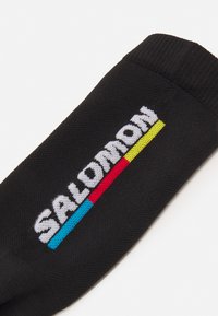 Salomon PULSE RACE FLAG CREW UNISEX - Șosete - black/bright red/lemon