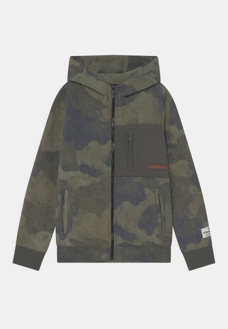 Veste à capuche en imprimé camouflage vert atténué, avec fermeture éclair à l'avant, comportant une poche poitrine avec un panneau sombre contrastant et un détail de logo.