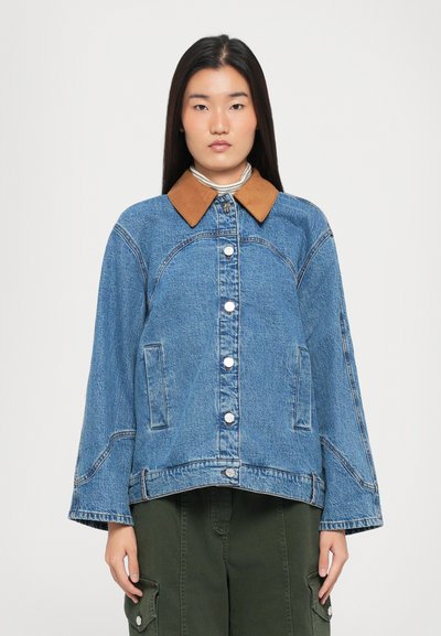 Jeansjacke mit einem braunen Lederkragen, Knopfverschlüssen, zwei vorderen Taschen und weiten Ärmeln. Blauer Stoff mit einem leicht verblassten Finish.