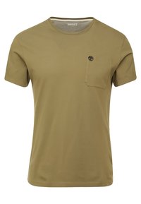 Olijf groene T-shirt met korte mouwen van zachte katoen, met een ronde halslijn en een borstzakje aan de linkerkant met een logo. Soepele textuur.