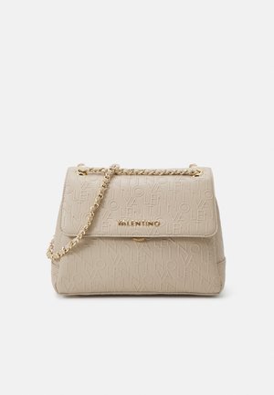 Sac à épaule Valentino beige avec un motif de logo embossé, une bandoulière en chaîne dorée et une plaque au nom de Valentino en doré sur le rabat avant.