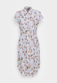 Abito camicia azzurro chiaro con maniche corte, stampa floreale rosa, apertura con bottoni frontale, colletto e cintura coordinata in tessuto in vita.