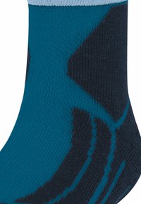 Turkusowa skarpetka z fakturowanym wzorem dzianiny. Zawiera ciemnoniebieskie akcenty tworzące geometryczne kształty. Żebrowany mankiet u góry. Wytrzymały materiał.