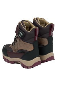 Wodoodporne buty trekkingowe w kolorze ciemnobrunatnym i burgundowym, z teksturowaną cholewką, kontrastującymi czarnymi akcentami oraz trwałą gumową podeszwą.
