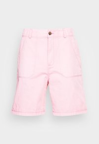 Pantaloni corti rosa chiaro di lunghezza al ginocchio, con tasche frontali, passanti per la cintura e chiusura con bottone, esposti su uno sfondo bianco.
