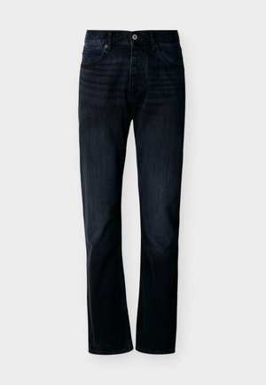 Jeansy o prostych nogawkach w ciemnym indygo, z przodu zapinane na guziki i zamek błyskawiczny, z szlufkami na pasek i modelem z pięcioma kieszeniami, prezentowane na jednolitym jasnym tle.