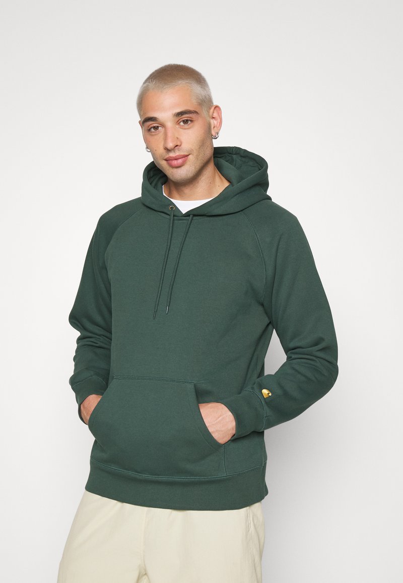 Carhartt WIP HOODED CHASE - Sweat à capuche - juniper/gold/vert foncé -  ZALANDO.FR