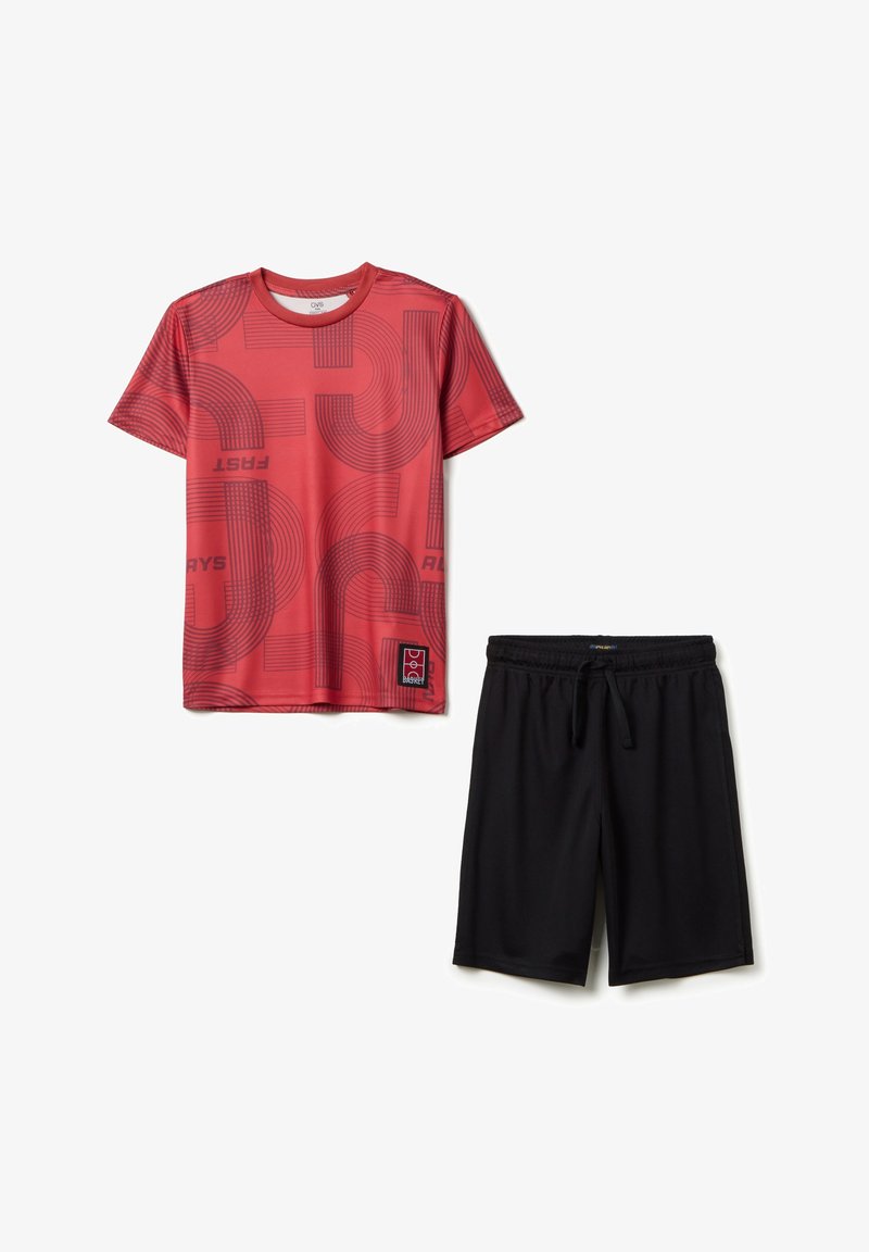 T-shirt de sport rouge à manches courtes avec des motifs abstraits noirs, associé à un short noir avec une taille élastique et des poches latérales.