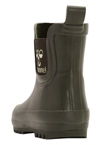 Groen rubberen enkelboot met een gestructureerde zool, verstevigde achterkant en een trekhaak. Bevat een zwart stoffen paneel met witte logo details.