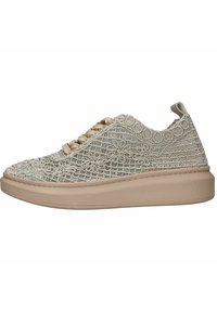 Sneaker con lacci in un delicato beige chiaro con sovrapposizione in pizzo floreale intricata; presenta una suola in gomma spessa e testurizzata e un colletto imbottito per il massimo comfort.