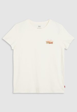 Κρέμα βαμβακερό μπλουζάκι με κοντά μανίκια, με μικρό πολύχρωμο κεντημένο λογότυπο στην αριστερή πλευρά του στήθους και κόκκινη ετικέτα στο πλάι.