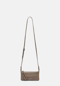 Borsa a tracolla in pelle marrone con tracolla regolabile, tasca con zip e dettaglio del logo. Forma sottile e rettangolare con texture liscia.