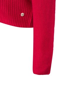 Rode gebreide cardigan met een gestructureerde afwerking, voorzien van een geribbelde onderrand en een kleine ronde merkknop aan de zijkant.