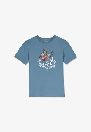 Blå bomulds t-shirt med korte ærmer, der har et grafik af en ridder, der spiller guitar blandt flammer, med fede stiliserede bogstaver nedenfor.