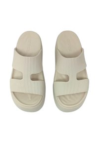 Sandali platform beige con cinturini rigati e design aperto sulla punta. Realizzati in materiale leggero con una texture liscia e dettagli minimi.